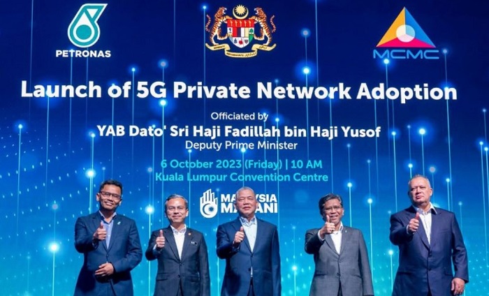 (L2R) Petronas PGB MD, Abdul Aziz Othman; Communications and Digital Minister, Fahmi Fadzil; Deputy Prime Minister, Fadillah Yusof; Petronas Senior Vice President Project Delivery & Technology, Bacho Pilong; and MCMC Chairman, Mohamad Salim Fateh. 